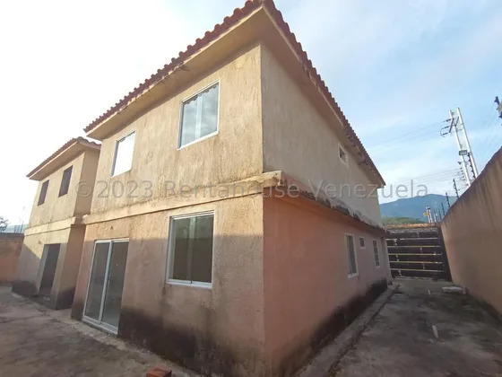 Hermosa Parcela De Terreno De 208,40 M2 Con Casa Estilo Duplex Construida Sobre Ella De Aproximadamente 165 M2, Su Distribucion Es Concepto Abierto En Obra Limpia Con Pisos En Porcelanato 