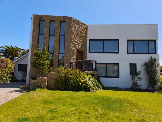 Casa Recién Remodelada, De Construcción Sólida.