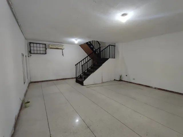 Luis  V  Ofrece  En  Venta   Local Comercial  Ubicado En  El Municipio Catedral A Una Cuadra De La Plaza Bolívar Valencia       Estado Carabobo 