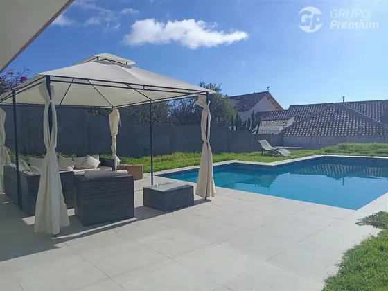 Exclusiva Residencia De 3 Niveles Con Piscina En Peñuelas