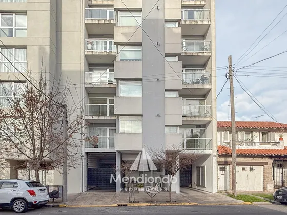 Hermoso Dpto 2 Amb Con Balcon A La Calle  Y Cochera! (impecable) Alq - 24m