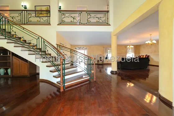 Maravillosa Casa Conservada Ubicada En Calle Cerrada Y Tranquila En Venta En Prados Del Este Yf