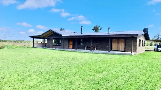 Casa En Parcela Con Espacios Cálidos Y Familiares