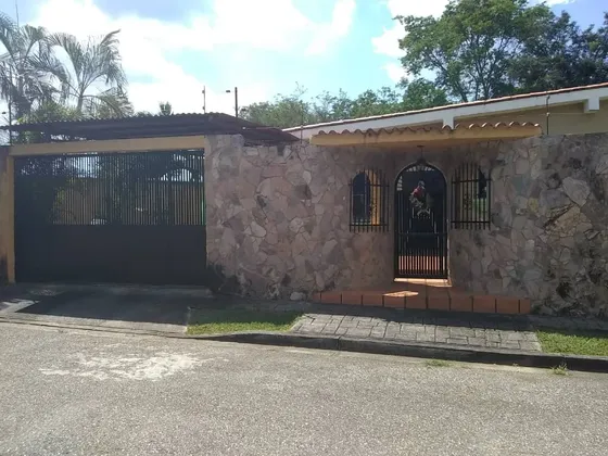 Clientes Directos.luze/ Se Ofrece En Venta.casa En Colinas De Guataparo/valencia/4 Hab/3bñ/3 Pet/ Zona Cómoda Y Segura
