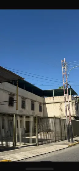 En Venta Excelente Propiedad Comercial, Ubicada En La Avenida Miranda Oeste Cercana A La Avenida Bolívar Y Con Facilidad Acceso A El Peaje De Tatpa Tapa, Con Tres Locales Comerciales En Obra Gris Area