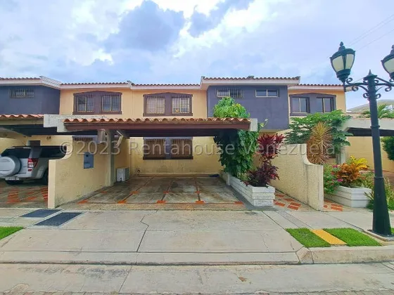 Maritza Lucena Vende Flamante Y Sofisticada Quinta Al Este De Barquisimeto, Bella Cocina Moderna, Cómodas Habitaciones, Área De Servicio Con Baño, Tanque Subterráneo, Vigilancia 24/7, 