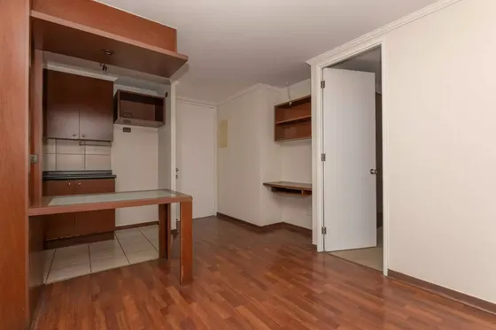 Cómodo Departamento Céntrico. Morandé / Compañia