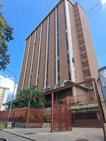 Oficina En Venta En El Centro Profesional La Urbina. Km