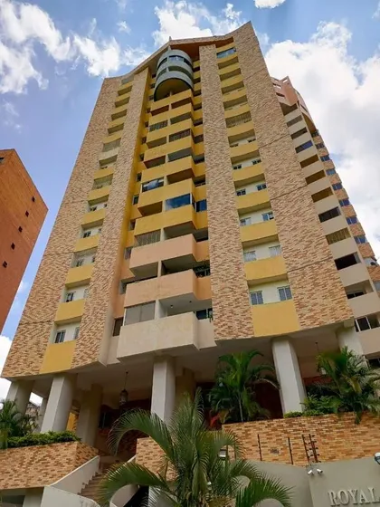 Johana Lazaro Vende Apartamento Semi Amoblado Con Planta 100% Y Pozo De Agua Urb El Parral En Res Royal Palace **clientes Directos**