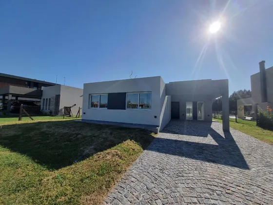 Casa A La Venta En San Felipe De Canning! 4 Dormitorios + Escritorio!! Lote Interno!! Super Oferta!!!