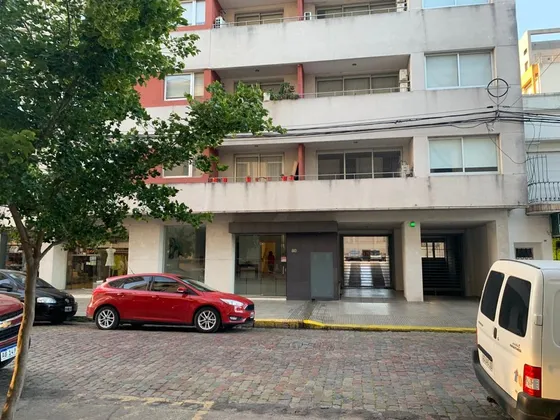Venta De Departamento En Edificio Torre Junin 2 Piso C/f 2 Ambientes.