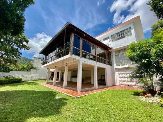 Casa En Venta En Prados Del Este En Calle Cerrada Con Vigilancia Cuenta Con Bellos Jardines, Terraza Y Hall De Entrada