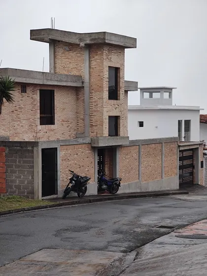 Lujosa Casa En Parque El Retiro 