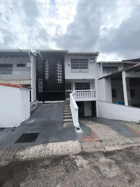 Xv, Hermosa Casa Bifamiliar En Venta En La Exclusiva *urbanización Los Chaguaramos
