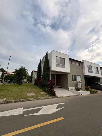 Casa Esquinera Para La Venta En Ciudad Country  Conjunto Tucán, Jamundí