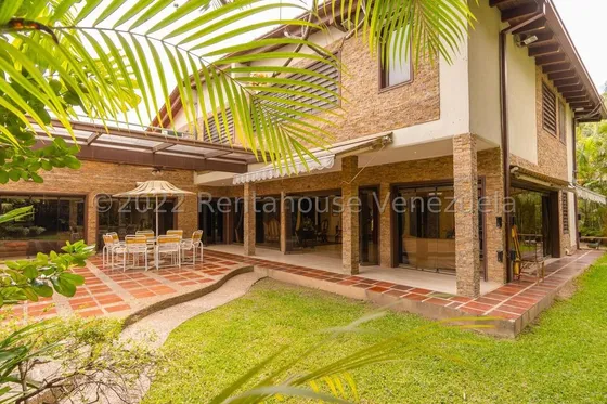 Colinas De Los Ruices !! Venta Espectacular Casa 802 M2 Terreno, 650 M2 Const., 4 Hab, 2 Estudios, 6 Baños, 4 Pe, Bar, Parrilera, Planta Eléctrica, Hermosas Áreas Verdes Y Sociales. Verdadera Joya !!