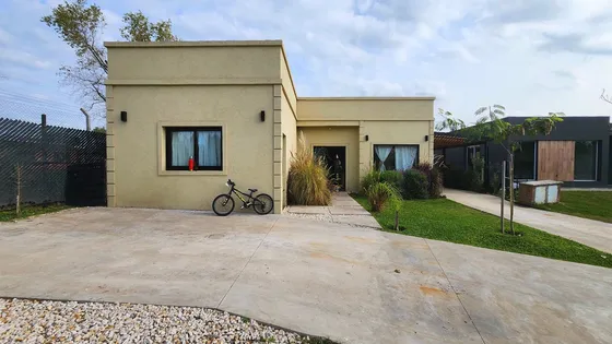 Casa En Venta - Con Piscina - Barrio Santa Emilia, Pilar Del Este