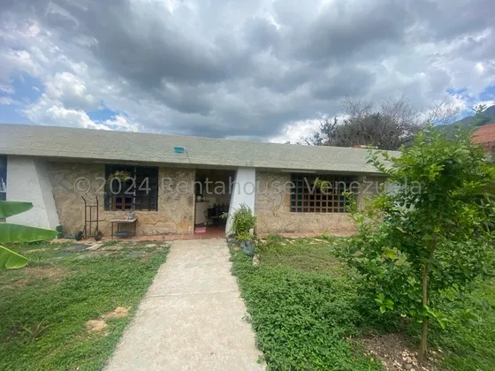 Terreno De 700 Mts. Con Bienhechuría De Casa Para Remodelar ( 3 Habitaciones, 2 Baños, Cocina, Sala, Lavandero, Corredor) Adicional Cuenta Con Dos Deposito, Ubicado En Mañongo