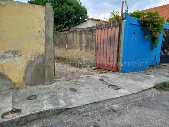 % Raiza Suarez Vende Terreno En Zona Este De Barquisimeto, 2 4 2 3 0 2 8, Posee Una Amplitud De 348m2 Ubicación Estratégica De Alto Prestigio Ideal Para Ese Proyecto! Comunicate.                      