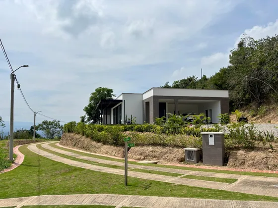 Casa Campestre Moderna Con La Mejor Vista A La Ciudad 