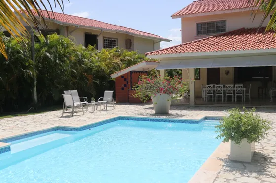 Venta De Villa De 2 Niveles Y 4 Habitaciones En Metro Golf & Country Club, Juan Dolio