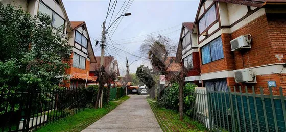 Casa En Venta De 4 Dorm. En Peñalolén