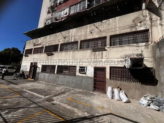 Edificio Estratégicamente Ubicado, De Uso Residencial Y Comercial, En Venta - El Llanito // Mls #25-19646 Aj