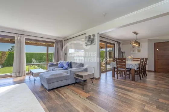 Venta Casa En Concón, 5 Dormitorios, Cercana A Colegios 