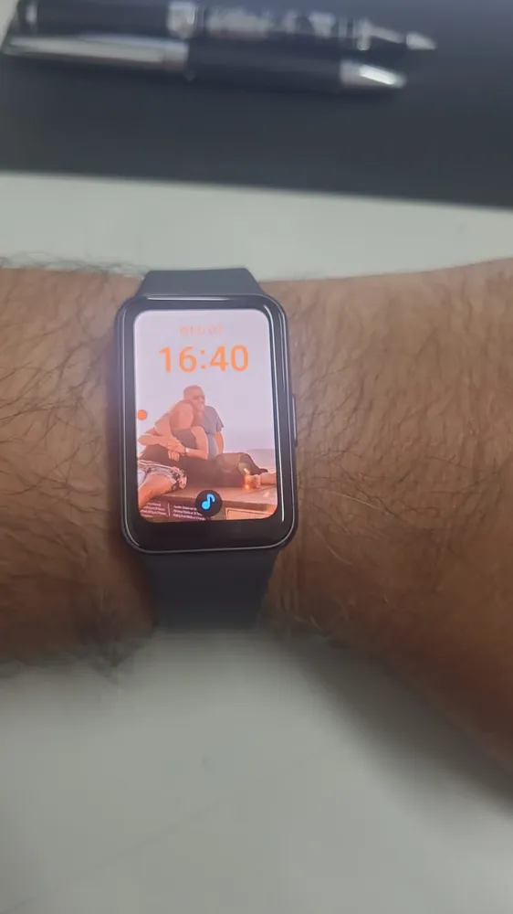 Foto de usuário do Galaxy Fit3 mostrando detalhes