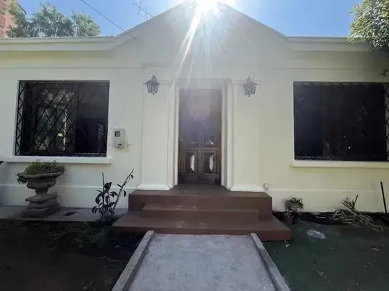 Exclusiva Casa Remodelada En Barrio El Golf | Las Condes