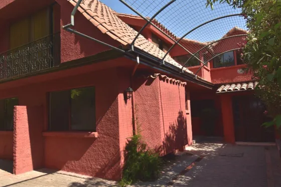 Casa En Venta De 5 Dorm. En La Reina