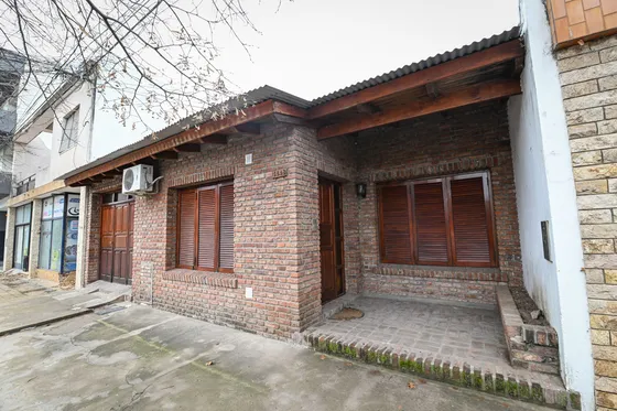 Se Vende Casa De Dos Plantas Con Patio Y Pileta 