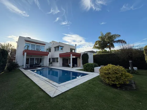 Casa De Seis Ambientes Con Piscina En Venta En Barrio Ombues De Hudson