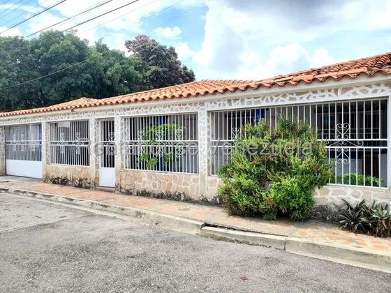 Venta De Espaciosa Y Acogedora Casa En Urb- Los Samanes Maracay 25-20888 Mfc