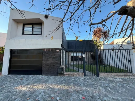 Venta Casa Con Jardín Y Cochera Apto Credito !!!!!