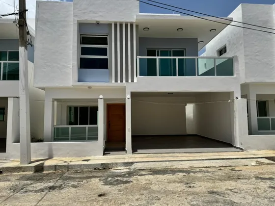  Hermosa Y Moderna Casa De 2 Niveles En Brisa Oriental