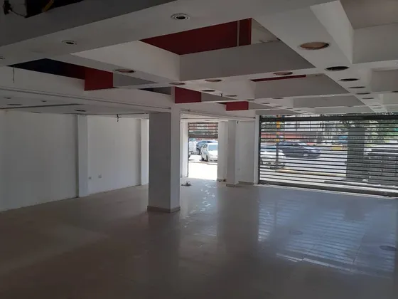 En Alquiler Local Comercial Con Excelente Ubicacion En La Avenida Bolivar De Valencia. St