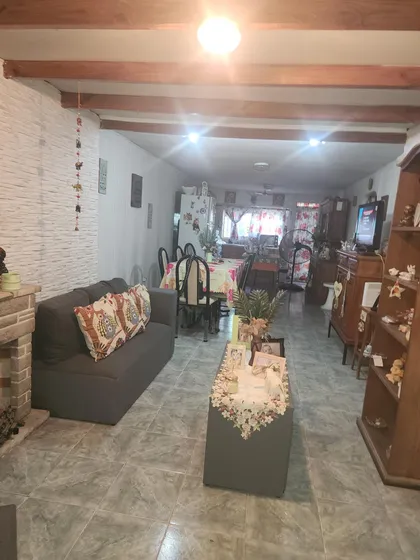 Casa - Venta - Lanús Este - 5 Ambientes - Patio - Jardín - Garage
