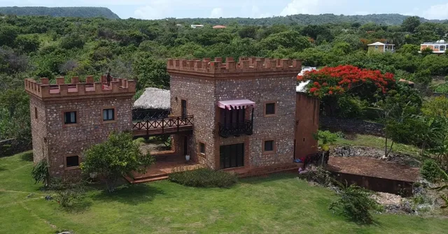 Casa Estilo Castillo En Samana 