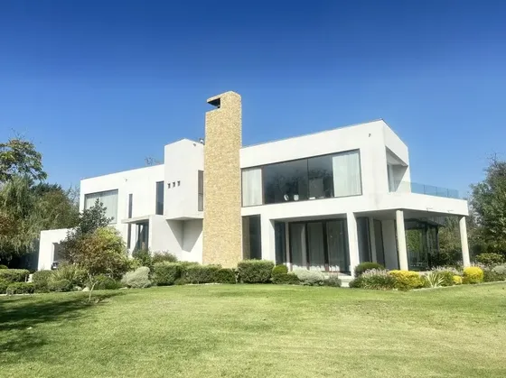 Parcela En Venta 7 Dorm/ Baños En Colina