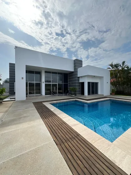 Venta Hermosa Casa En Las Villas, Lecheria