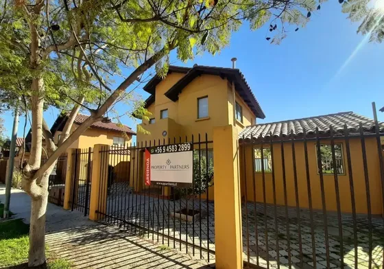 Casa Dos Niveles En Excelente Barrio San Joaquín