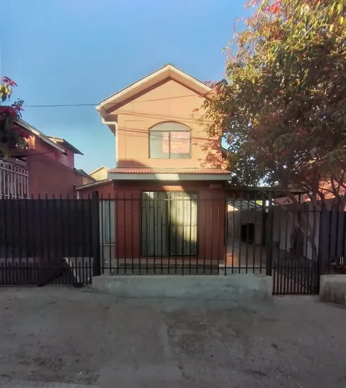 Casa Remodelada, Recién Pintada Y Reacondicionada. Corredora
