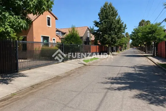 Exclusiva Casa Familiar Con Piscina Y Quincho En Peñalolén