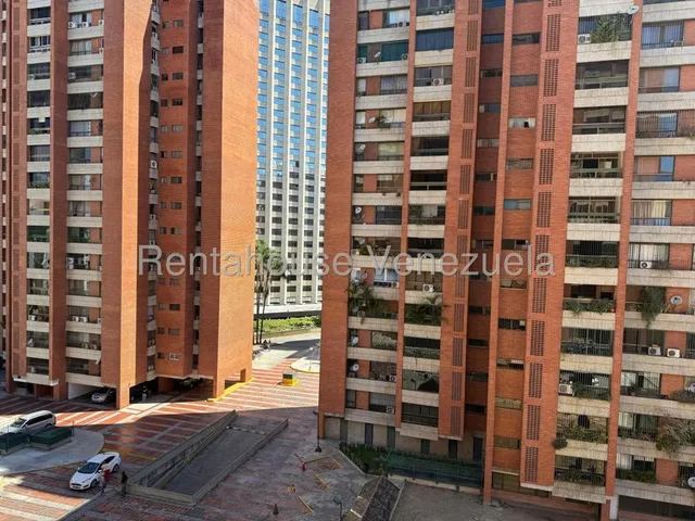 Prados Del Este, Sector Prado Humboldt !! Excelente Apartamento Piso Medio, Ubicado Detrás Del Cc Concresa, 120 M2, 3 Hab., 3 Baños, 2 Pe, Cocina Equipada, Pisos Mármol. Edif. Óptimo Mantenimiento !