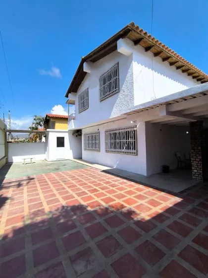 Venta / Alquiler Casa Amplia Y Versátil.