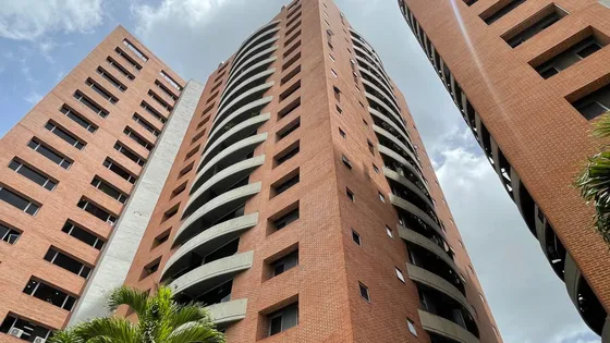 Apartamento En Venta En Los Dos Caminos. 117 M², E.e