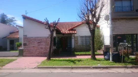 Casa En Venta  Con Amplio Lote Y En Excelente Zona 