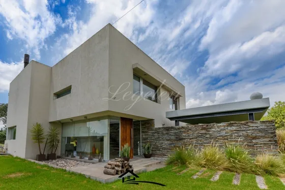 Casa En Venta Dentro Del Country Club El Venado De Canning.
