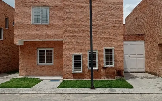 Ana El Kantar Y Gerson Gonzalez  Inzitu Realtors Venden Townhouse Ne Monteserino San Diego  Carabobo Venezuela 